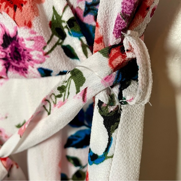 Trixxi Belted Floral Romper White Size L - NWOT - Picture 5 of 6